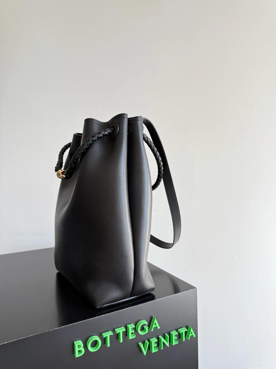 Batch 2660 BOTTEGA VENETA2025 new Andiamo bucket bag. This bag is made of silky calf leather🐂, with Intrecciato woven internal pockets, unique and eye-catching! The simple and smooth bucket bag shape is classic and versatile. Whether it is paired with a simple basic style or a fashionable personality, it can be adapted to 💯 and easily enhance the fashion sense of the overall look ~ The golden rope knot 🪢 is embellished with woven highlights and the scent of osmanthus in the wind, announcing the message of autumn✉️ When buying a bag, you must look for three things: 🎨Appearance is justice 🧵Excellent craftsmanship 👜Practice Style number: 844169 Size: 24*34*12cm